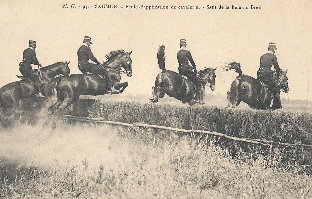 Photo Ancienne – École De Cavalerie De Saumur – Sous-Officier Montant Un Escalier